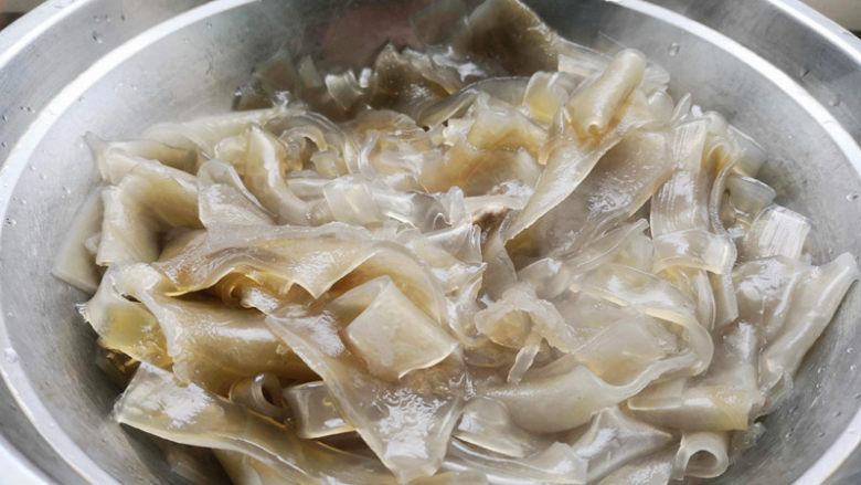 鸡架粉皮汤,<a style='color:red;display:inline-block;' href='/shicai/ 554'>粉皮</a>是一大张,很脆,先用手或是剪刀把其弄成大小适中的小块,再用清水冲洗干净,锅里放清水,开锅后把<a style='color:red;display:inline-block;' href='/shicai/ 554'>粉皮</a>放入锅中煮至8分熟,这是因为<a style='color:red;display:inline-block;' href='/shicai/ 554'>粉皮</a>有吸汤的作用,现在先把<a style='color:red;display:inline-block;' href='/shicai/ 554'>粉皮</a>煮一下,防止放到汤里把鸡汤都吸没了,