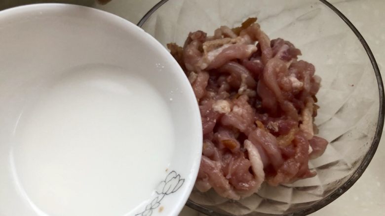 长长韭韭,美满幸福➕韭菜粉条炒肉丝,加入少许水淀粉,搅拌让肉丝吸水
