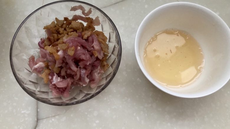 长长韭韭,美满幸福➕韭菜粉条炒肉丝,肥肉煸出猪油,猪油倒出,猪油渣放入肉丝碗中。煸的猪油阿晨留着做阳春面了😄