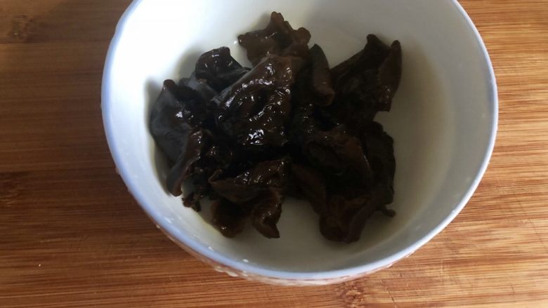 长长韭韭,美满幸福➕韭菜粉条炒肉丝,泡发好的木耳在流动水下揉搓清洗干净