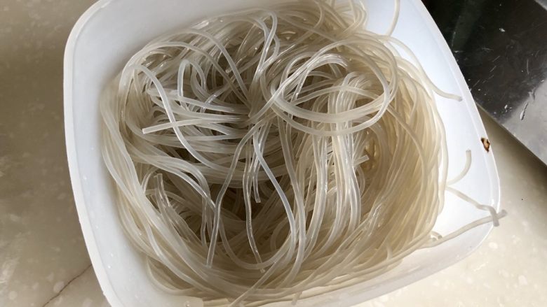 长长韭韭,美满幸福➕韭菜粉条炒肉丝,泡发好的粉条,沥水备用