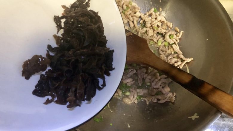 长长韭韭,美满幸福➕韭菜粉条炒肉丝,加入木耳翻炒均匀