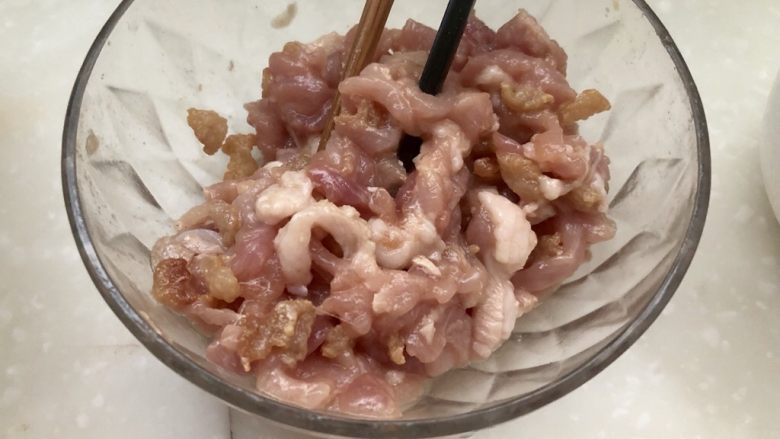 长长韭韭,美满幸福➕韭菜粉条炒肉丝,最后加入少许食用油拌匀腌制上。