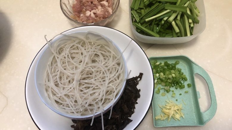 长长韭韭,美满幸福➕韭菜粉条炒肉丝,全部食材准备好