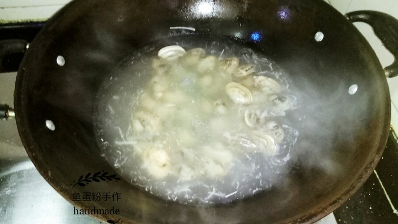 豆豉炒花甲,买回来的<a style='color:red;display:inline-block;' href='/shicai/ 199'>花甲</a>用盐水浸泡1小时让其土沙。然后锅里烧开水，把<a style='color:red;display:inline-block;' href='/shicai/ 199'>花甲</a>倒进去，看见壳开打就马上捞起。然后把所有开壳的<a style='color:red;display:inline-block;' href='/shicai/ 199'>花甲</a>用清水冲洗干净。不开壳的就丢掉，那些基本不新鲜的。