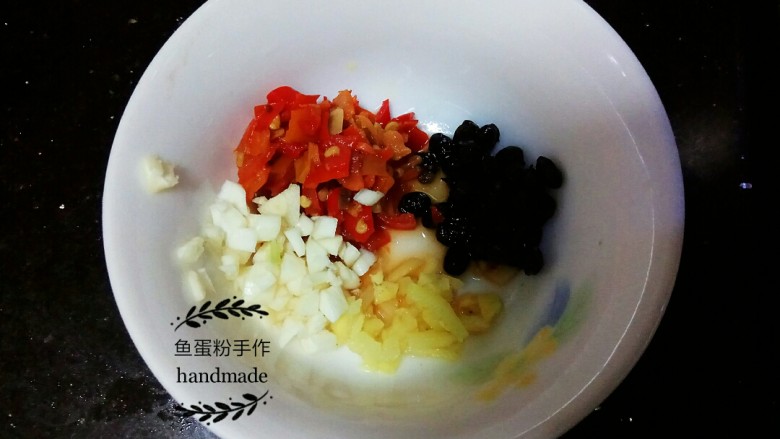 豆豉炒花甲,把<a style='color:red;display:inline-block;' href='/shicai/ 803'>剁椒</a>、蒜、<a style='color:red;display:inline-block;' href='/shicai/ 37'>姜</a>切碎。<a style='color:red;display:inline-block;' href='/shicai/ 694'>豆豉</a>用水冲洗一下备用。