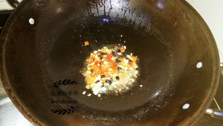豆豉炒花甲,锅里热油,倒入姜、蒜、豆豉和剁椒,把它们中小火翻炒出香味。
