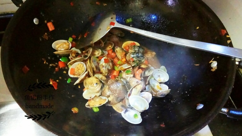 豆豉炒花甲,加入<a style='color:red;display:inline-block;' href='/shicai/ 692'>酱油</a>、<a style='color:red;display:inline-block;' href='/shicai/ 813'>鸡粉</a>、盐、<a style='color:red;display:inline-block;' href='/shicai/ 10588'>糖</a>等翻炒均匀。调味料溶化后即可上碟。最后洒上葱花和香菜即可。