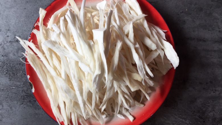 蚝油手撕杏鲍菇,将杏鲍菇洗净,手撕成条状
