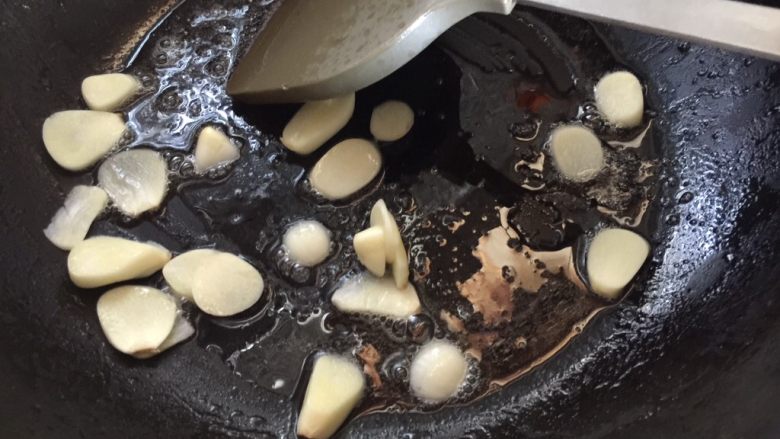 蚝油手撕杏鲍菇,重新热油锅,放入蒜片