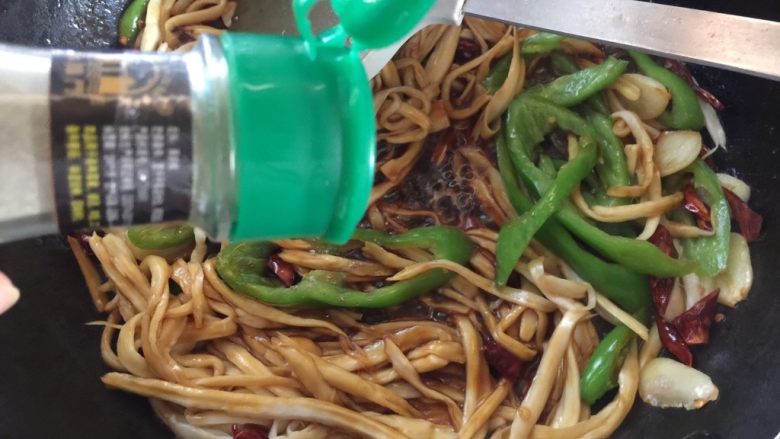 蚝油手撕杏鲍菇,加入黑胡椒粉翻炒熟即可