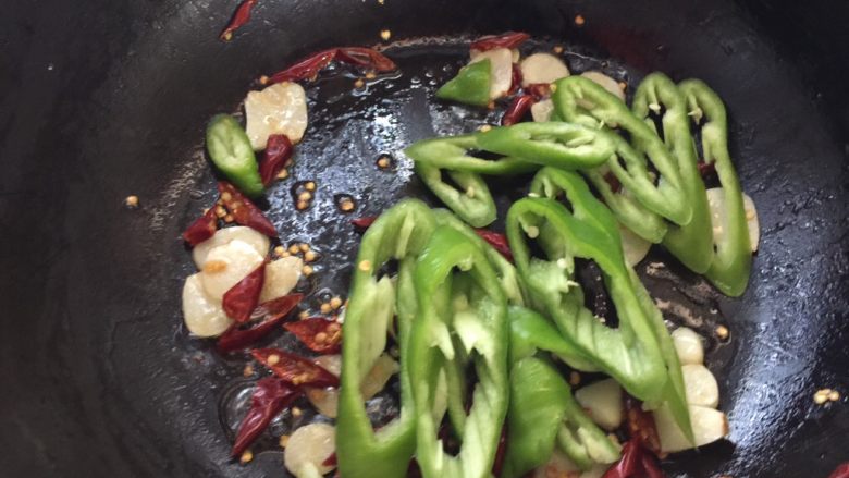 蚝油手撕杏鲍菇,加入青椒翻炒至8分熟
