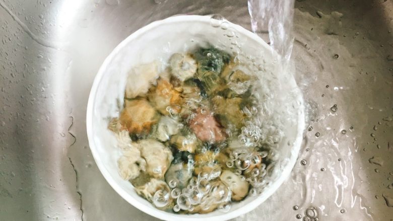 夏天必喝-丝瓜花蛤汤,冲洗干净,用手反复搓洗