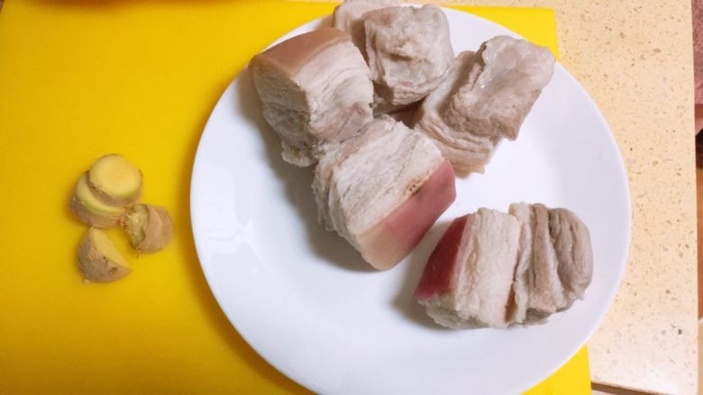私房大块头红烧卤肉~
大块朵颐的快感!,然后把肉捞出来