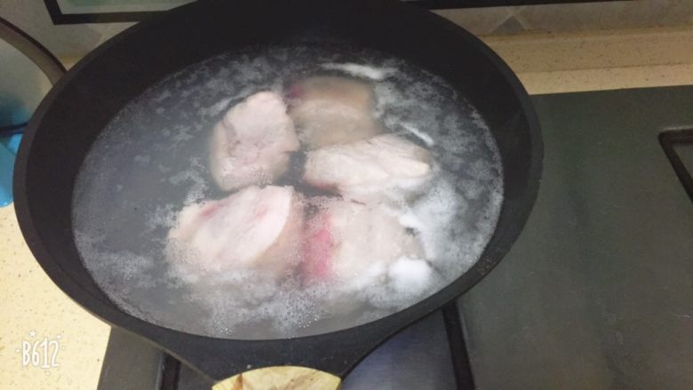私房大块头红烧卤肉~
大块朵颐的快感!,这个菜关键是改刀,要的是大块吃肉大口喝酒的感觉。所以一定要是大大的呢!首先把大块的五花肉用凉水下锅,煮到水沸腾1-3分钟,这样可以去血水和脏东西和腥味呢。