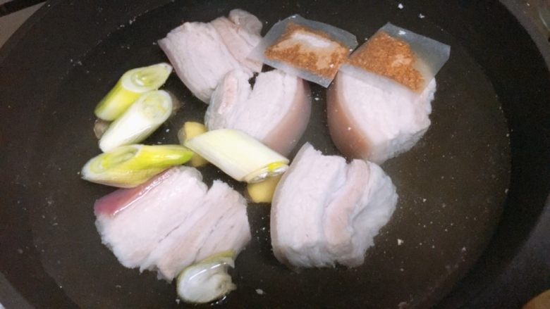 私房大块头红烧卤肉~
大块朵颐的快感!,再下葱段,姜段,同煮去腥