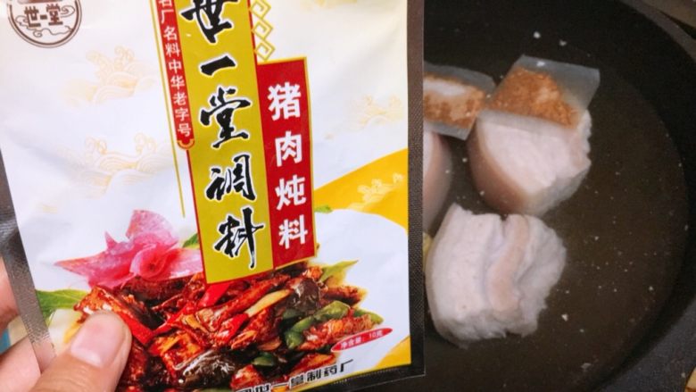 私房大块头红烧卤肉~
大块朵颐的快感!,锅里再下纯净水,把肉放进去,再放俩袋五香卤肉料。我用的是这种,好多超市都有卖呢。像茶叶袋似的。至于放进去的水要凉水热水,其实都没所谓的。因为我们要炖好久呢,肉总会烂透的呢。