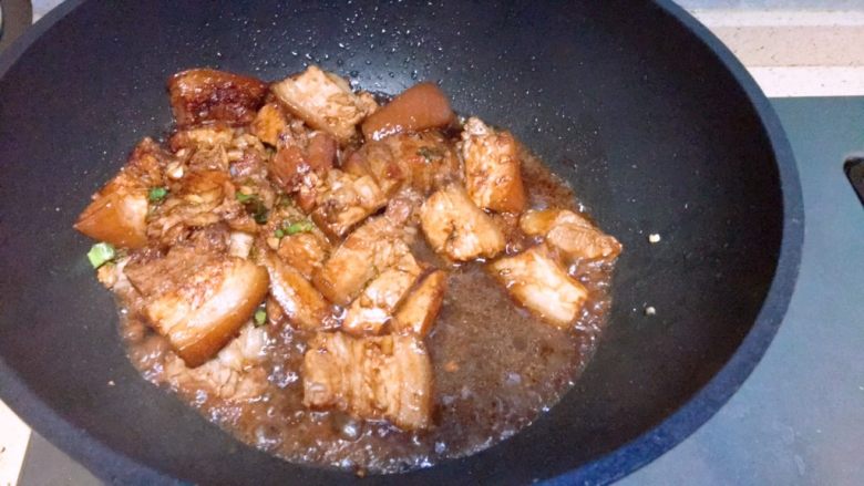 私房大块头红烧卤肉~
大块朵颐的快感!,再把刚才备用的汤汁倒回锅里,大火收汁,并尝味道,及时调整。这一尝不要紧,差点把我给香蒙了,太好吃了!