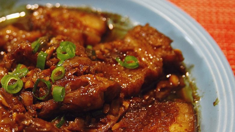 私房大块头红烧卤肉~
大块朵颐的快感!,不能再继续说了,口水流一地了,我得擦擦了!晚安吧,今天晚上我减肥,只吃了俩个饼干,所以看不得这盘肉,能疯!!哈哈
好了,安了!
期待你的作品哦,亲亲们!