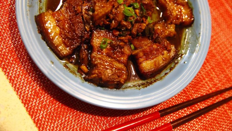 私房大块头红烧卤肉~
大块朵颐的快感!,这道菜,关键点是要最后吃起来,肥而不腻,入口即化,甜搭配咸,鲜配合香,肥瘦相间,口感丰富。一个字,香!俩个字,太香!三个字,自己体会!哈哈