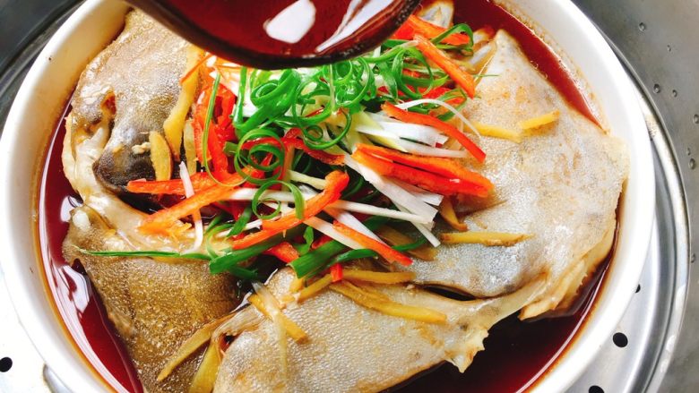 家常菜+清蒸鸦片鱼头,锅里烧油,趁热淋入即可上桌