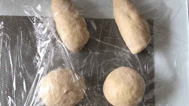 全麦胚芽葡萄软欧,把发酵好的外皮均分四份,整理成一会要做的形状,松弛30分钟