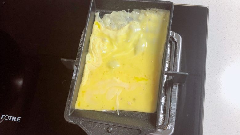 和风玉子烧,倒入第一层蛋液,不用担心不整齐,后面卷啊卷的就整齐了