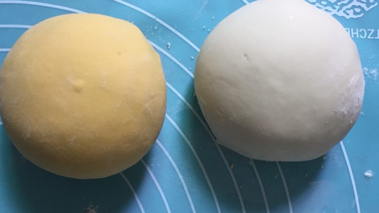 小老虎馒头,两种面团材料各自混合,揉成光滑面团。