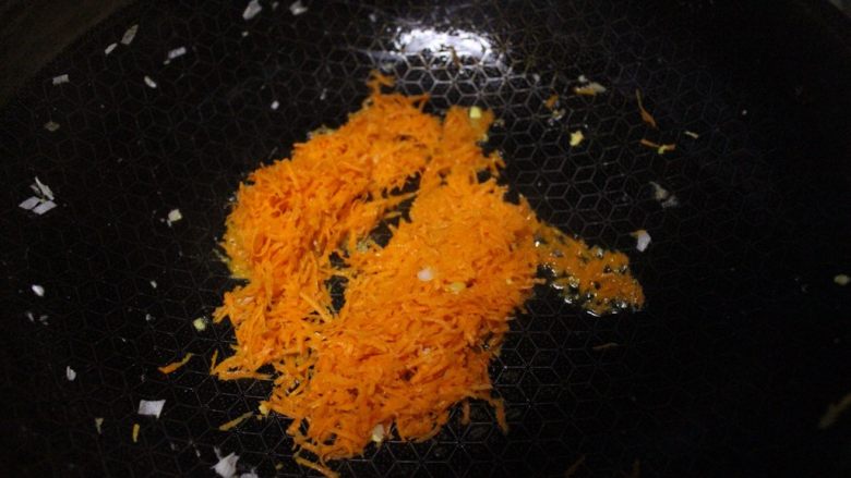超好吃的胡萝卜鸡蛋木耳素包子,锅中另外放油,倒入胡萝卜丝翻炒30秒后取出