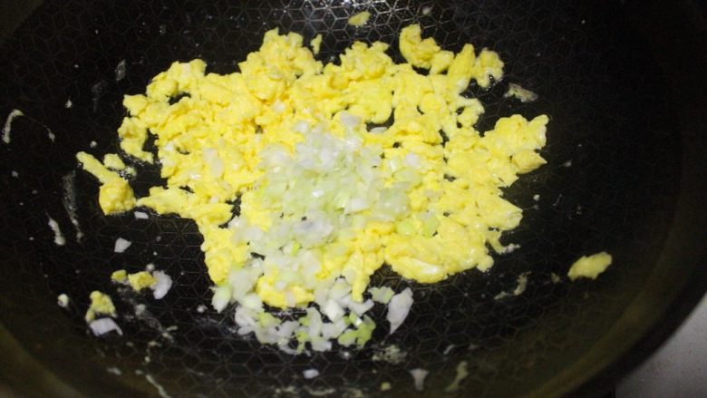 超好吃的胡萝卜鸡蛋木耳素包子,炒碎鸡蛋后关火,趁热放入葱花拌匀后取出