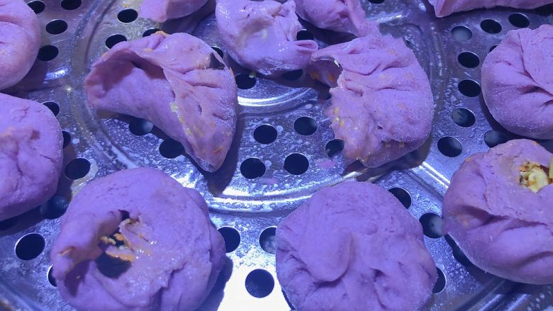 超好吃的胡萝卜鸡蛋木耳素包子,放入馅料,根据自己喜好包成型即可。