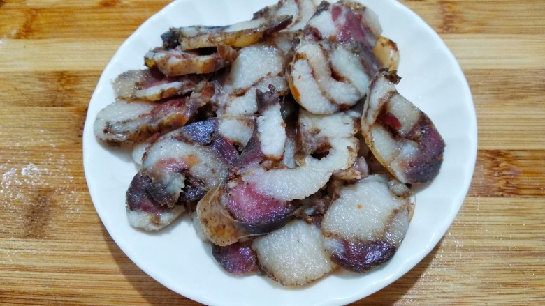 莴笋仔姜胡萝卜炒香肠,香肠一盘(煮熟切好的)