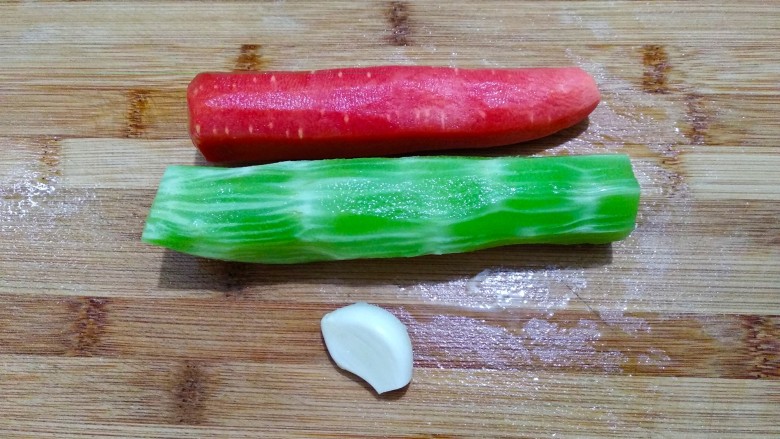 莴笋仔姜胡萝卜炒香肠,莴笋胡萝卜削皮,大蒜剥皮。
