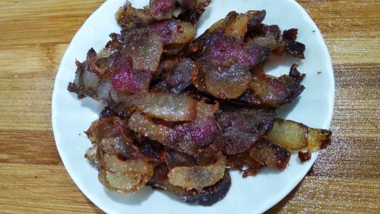 莴笋仔姜胡萝卜炒香肠,锅里留底油,舀出香肠装盘备用。