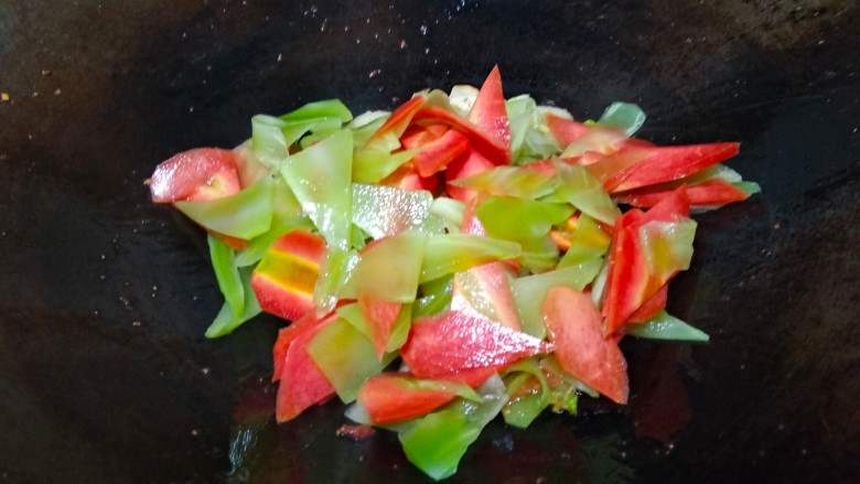莴笋仔姜胡萝卜炒香肠,莴笋胡萝卜片挤出水,倒入锅中翻炒一分钟。