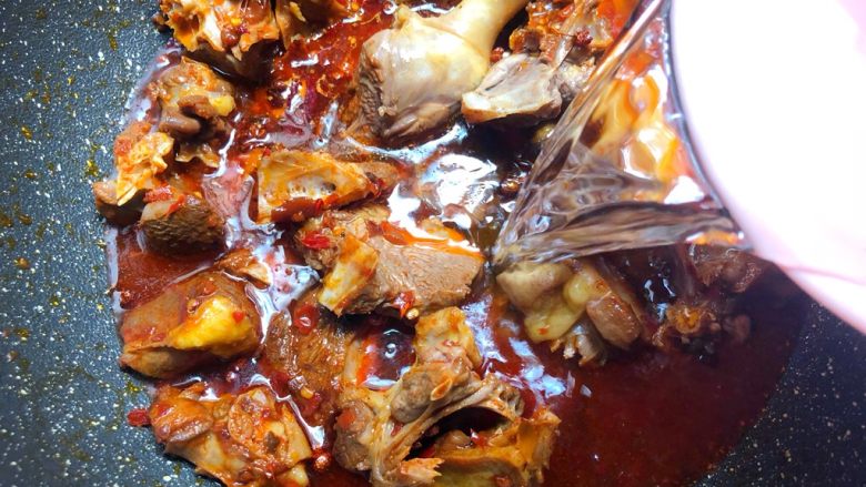 魔芋烧鸭,加入适量水,水要高出鸭肉2厘米,大火烧开,转中火炖40分钟