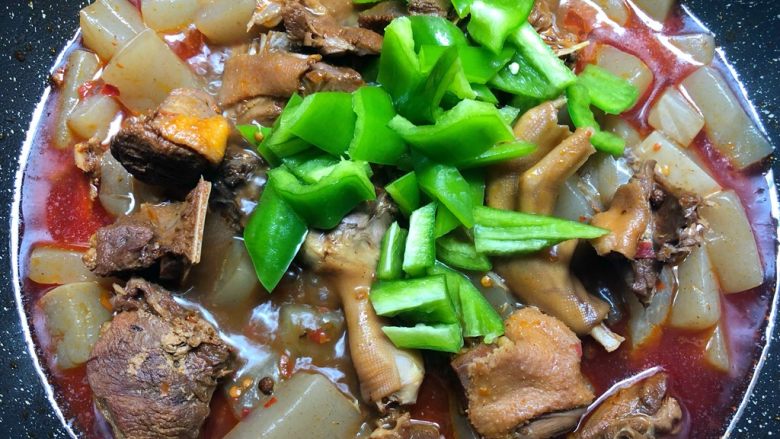 魔芋烧鸭,加入青椒,翻炒均匀,煮1分钟