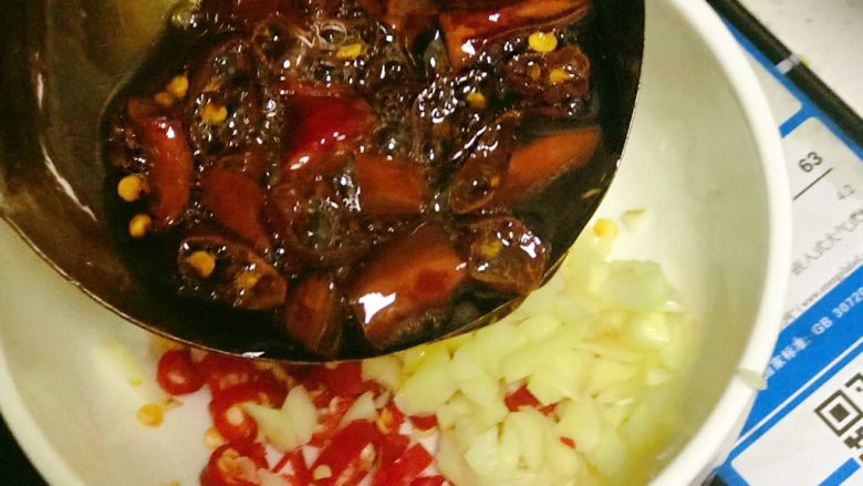 菠菜鸡蛋饼,无敌蘸汁:准备蒜粒、小米辣段,小火凉油加入干辣椒段慢慢加热,浇蒜粒和小米辣上,然后加海鲜酱油蚝油,少量水,搅拌均匀OK。