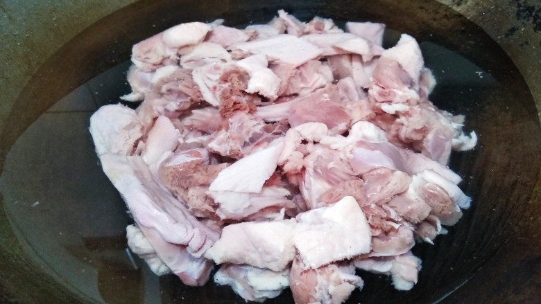 酸萝卜老鸭汤,鸭子洗净后放入锅中,倒适量的清水焯水