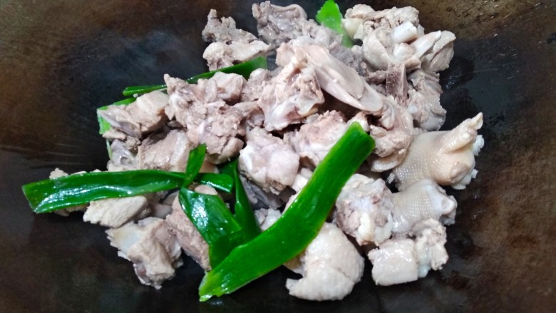 酸萝卜老鸭汤,油熟倒入鸭肉翻炒