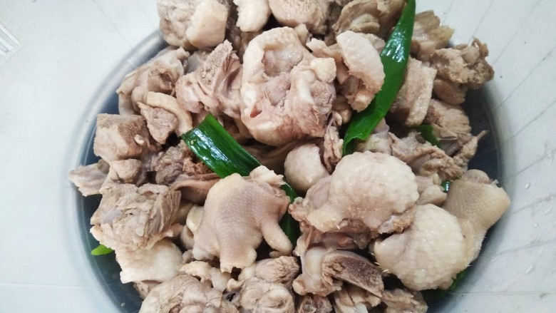 酸萝卜老鸭汤,捞出鸭肉,用温水冲洗干净浮末。