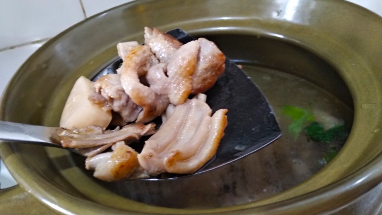 酸萝卜老鸭汤,将鸭肉和酸萝卜舀到砂锅中,倒入适量的清水。