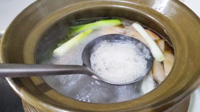 酸萝卜老鸭汤,水开后撇去泡沫