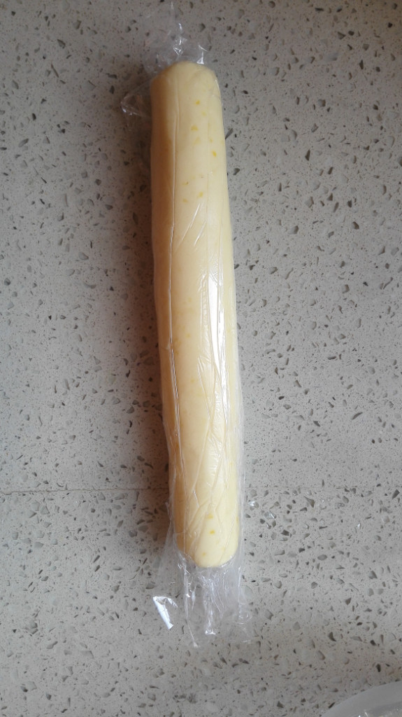 柠香小饼干,把面团滚圆成一个直径5CM左右的圆柱形,用保鲜膜包好,放入冰箱冷冻一个半小时左右