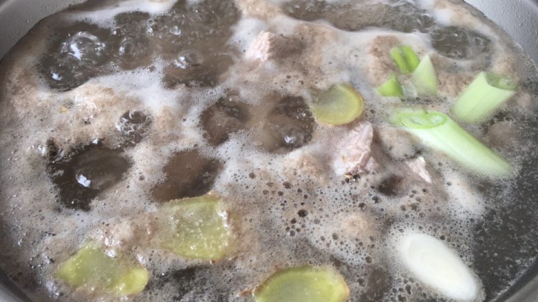 排骨炖豆角粉丝,大火煮开,煮约5分钟左右。