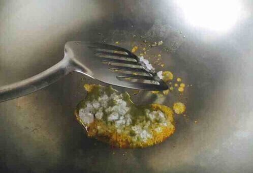 排骨炖豆角粉丝,这是冰糖在融化中 ,可用铲子压一压冰糖并翻动冰糖,这样可加速冰糖融化。