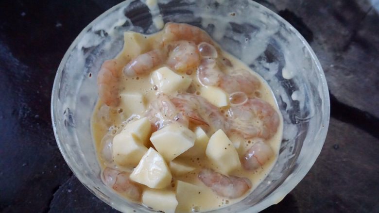 软炸芋香味盐田虾仁,尽量的给虾仁按摩,让其均匀地裹入浆液,如果浆液太干的话就加<a style='color:red;display:inline-block;' href='/shicai/ 13431'>纯牛奶</a>、如果太湿就加面粉和生粉,搅拌均匀后放入冰箱冷藏一个小时