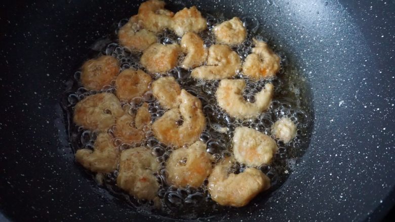 软炸芋香味盐田虾仁,炸好一面翻面炸另一面