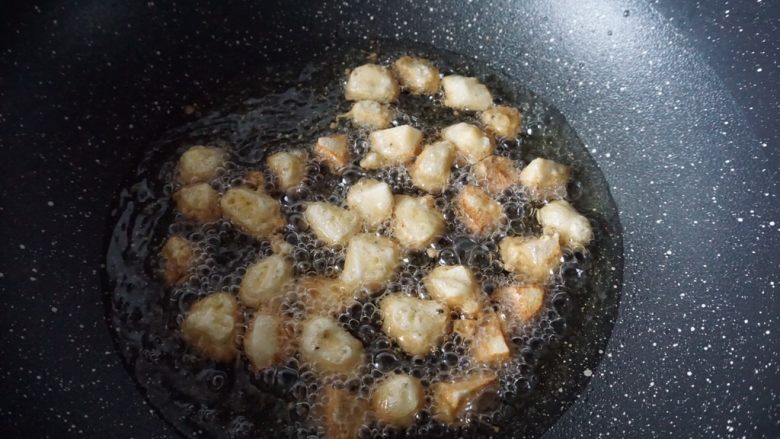 软炸芋香味盐田虾仁,锅里热油后放入芋头炸熟,注意要快速一个一个的放入