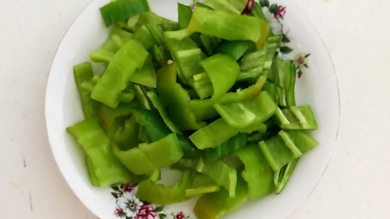 5分钟快手菜 干煸有机菜花,<a style='color:red;display:inline-block;' href='/shicai/ 8778'>尖椒</a>清洗干净,切成小块